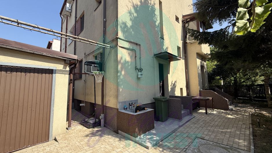 Casa CONSOLIDATA - SITUATA PE COLT - cu o curte libera generoasa - Poză 1