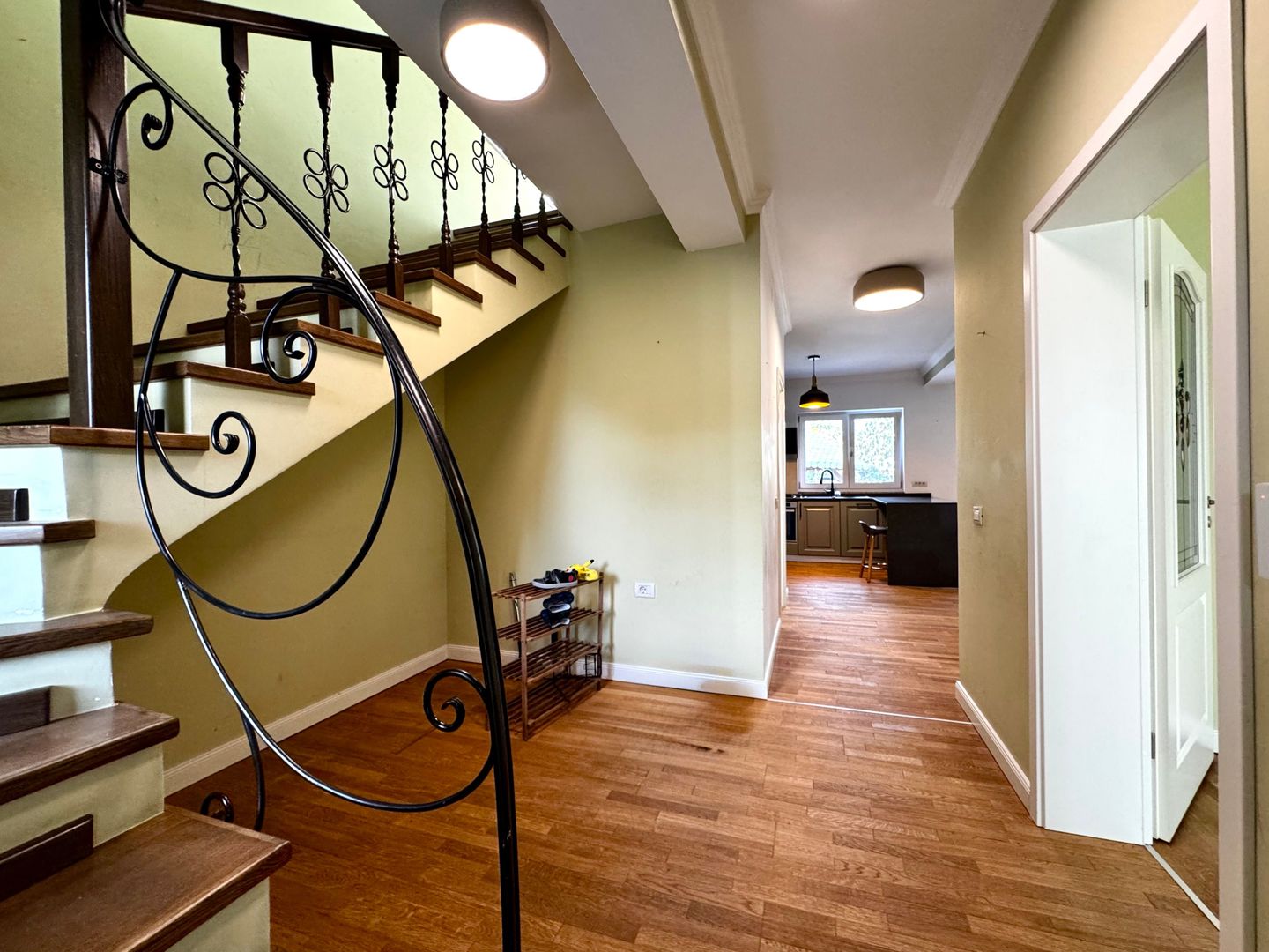 Casa spațioasă, cu teren generos, zona liniștită - in Braytim - Poză 5