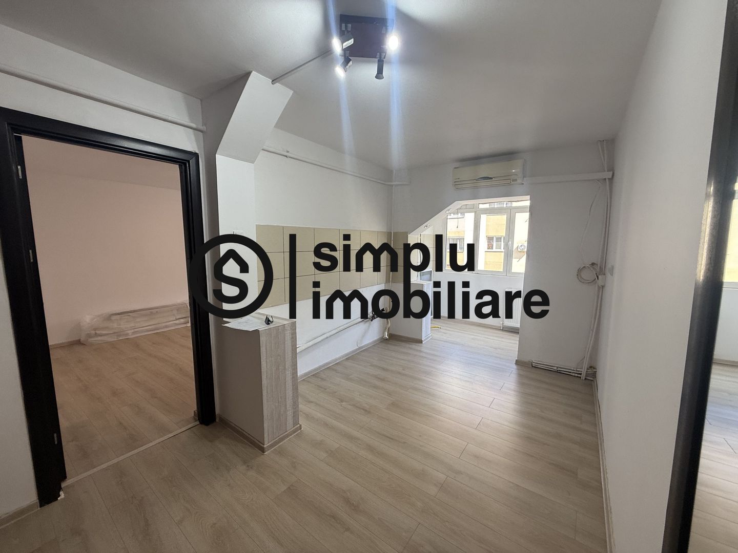 2 decomandate, centrala, etaj 1/4 - 1 Mai - Poză 1