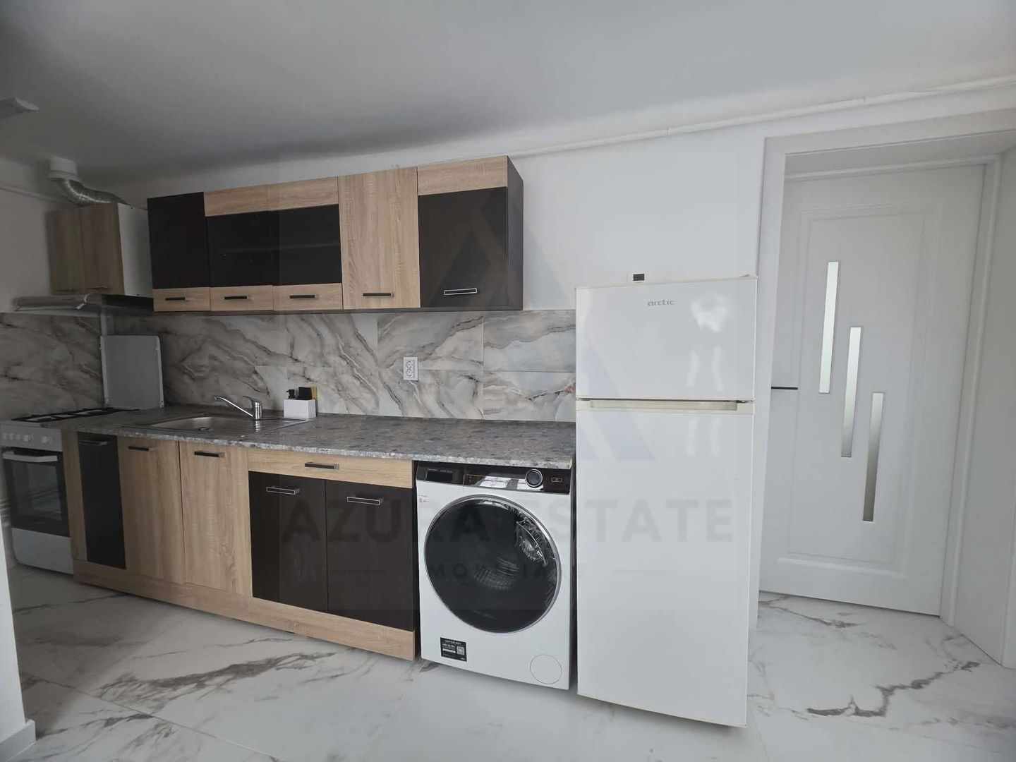 Garsoniera moderna la casa cu curte prima inchiriere in zona Strand - Poză 2