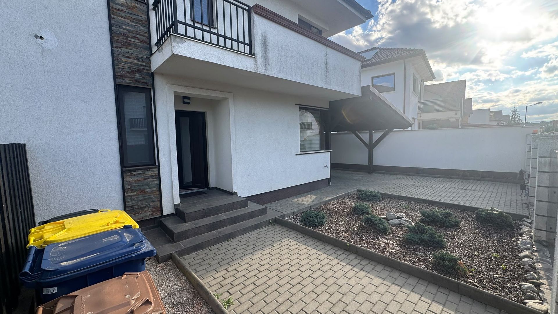 Casă 4 camere de inchiriat, carport, curte 180 mp - C. Arhitectilor - Poză 2