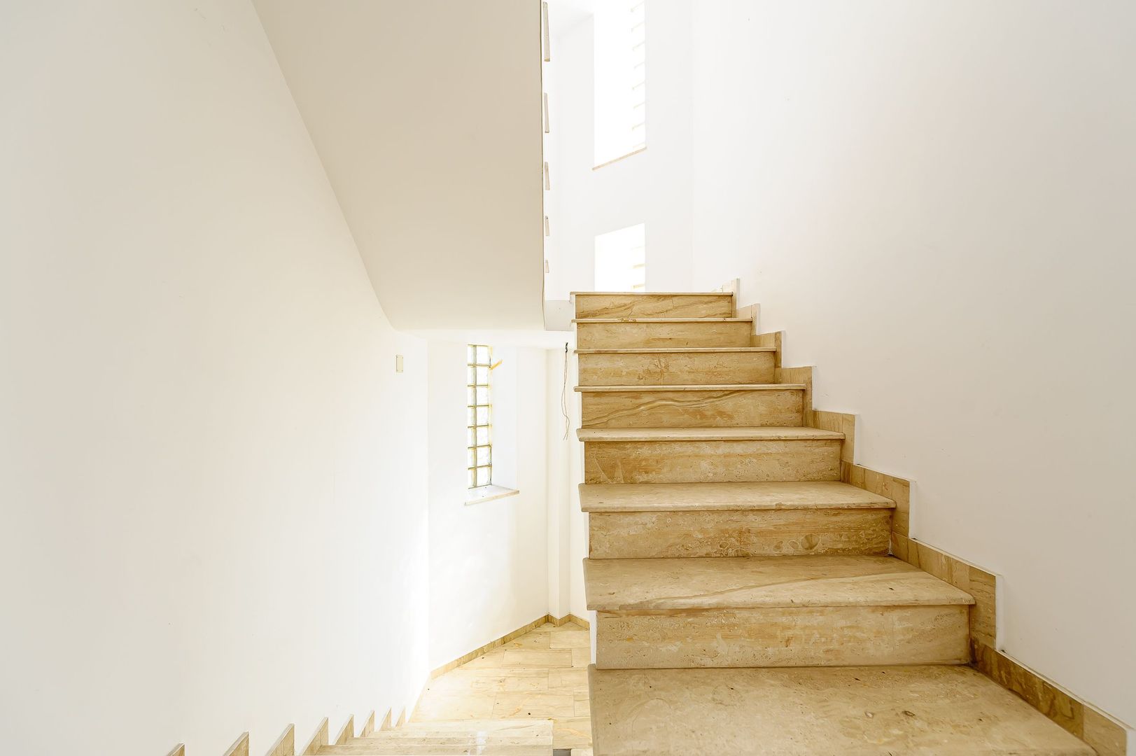 Clădire comercială în zona Grădiște. - Poză 9