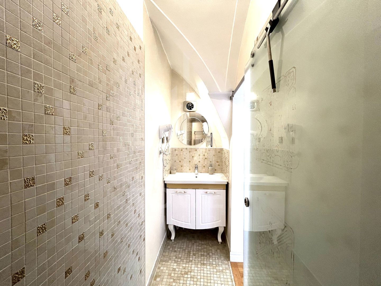 Apartament renovat, cu garaj și pivnițe, în Centrul Istoric al Sibiului - Poză 4