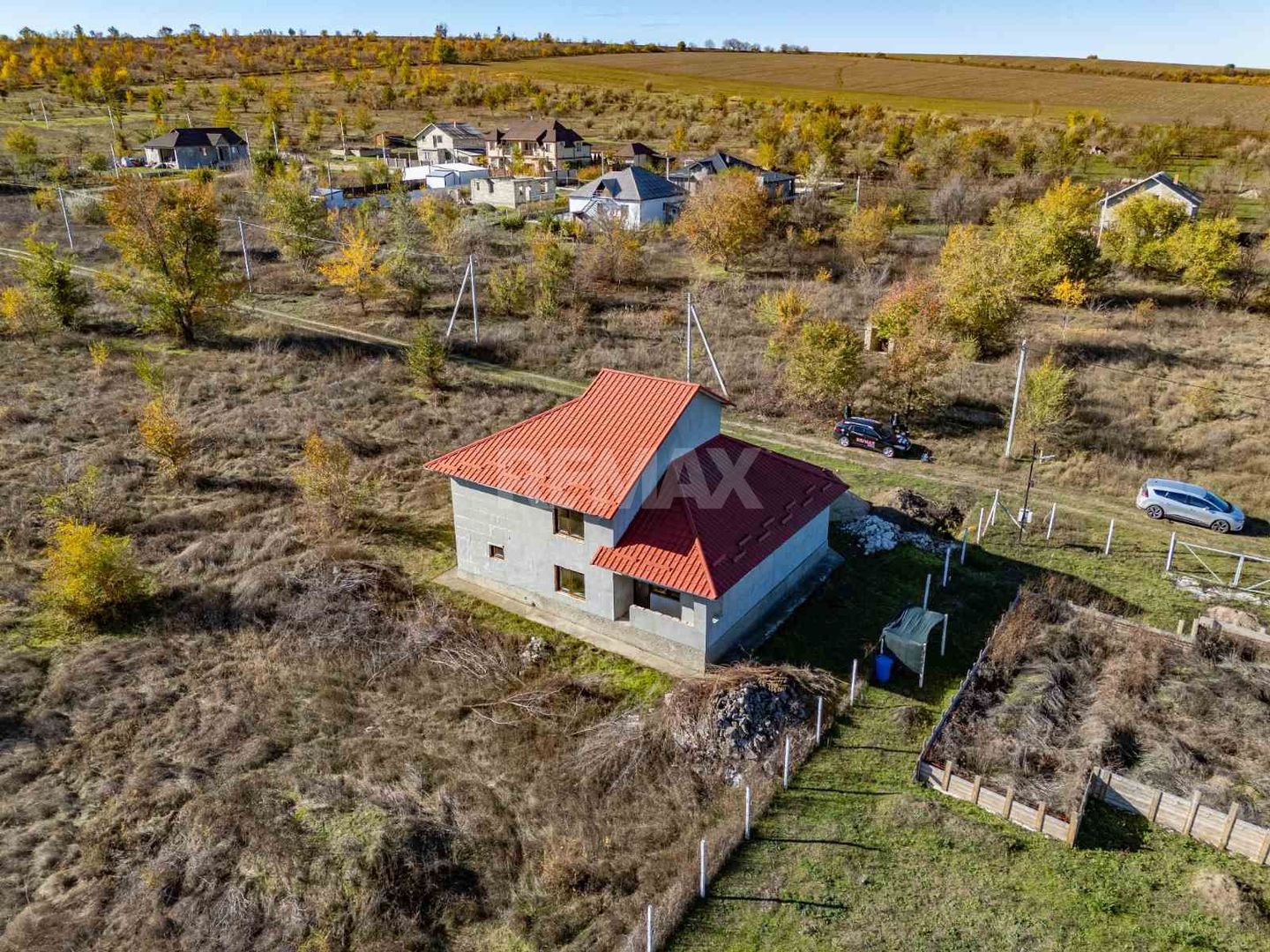 CASĂ CU 2 NIVELE – 136 m² | 4 DORMITOARE | 7 ARI ANENII NOI - Poză 1