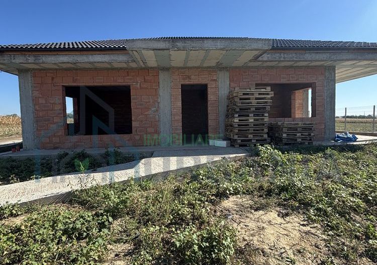 Casă la roșu cu beci de 30 mp și curte betonată, Târgu Frumos - Poză 7