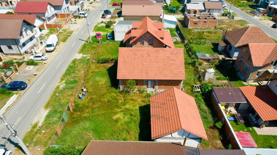 Casă la roșu în Livada - Poză 4