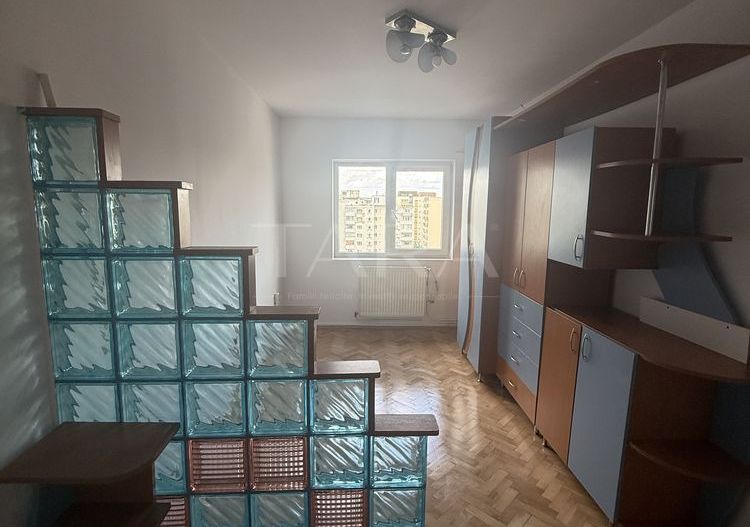 Apartament 3 camere renovat – etaj superior, lumină naturală excelentă - Poză 1