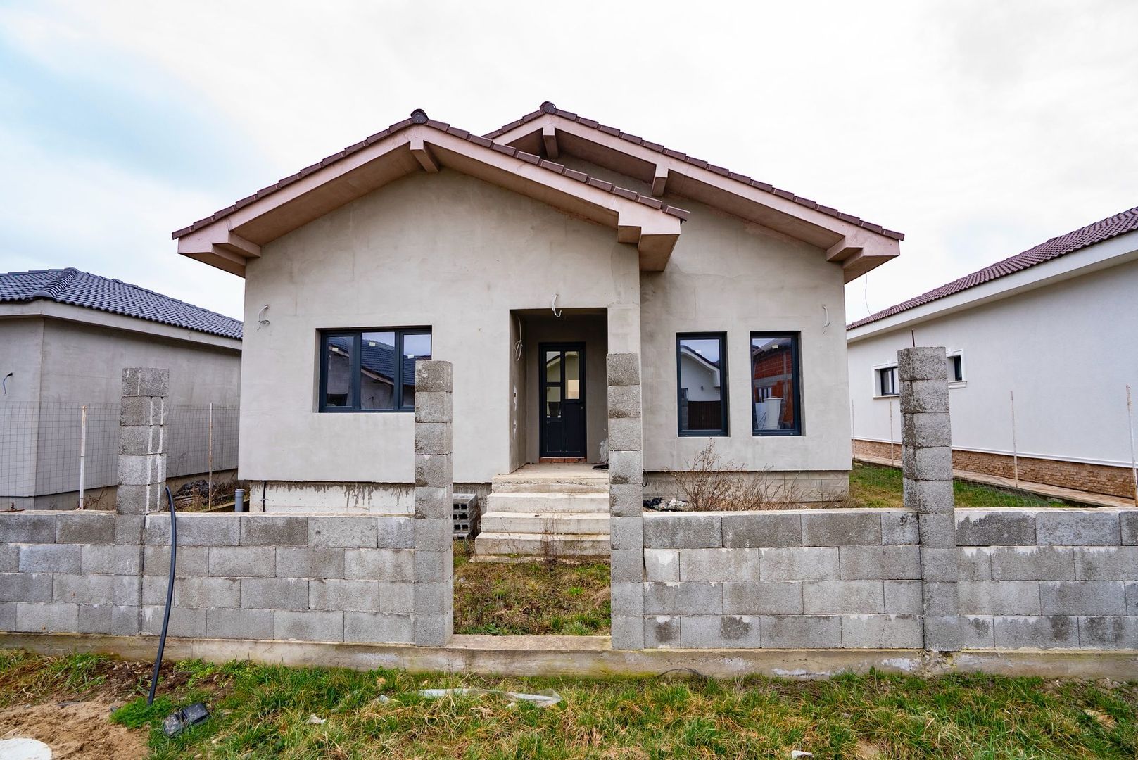 CASA NOUA SEMIFINISATA IN CIHEI CU 3 CAMERE - Poză 1