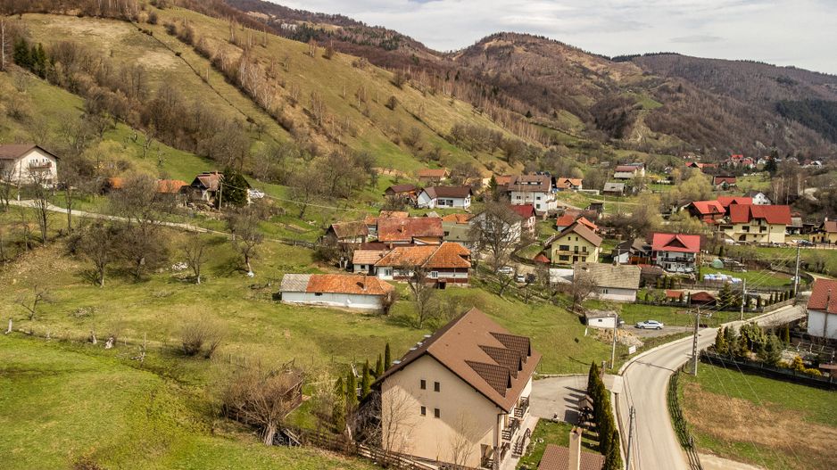 Domeniu de 6.500 mp teren+casa parinteasca,in magia Bucegilor,Moieciu, Brasov. - Poză 6