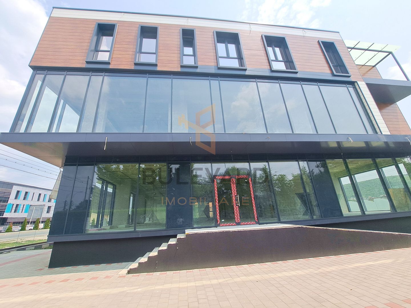 Cladire comerciala situata la drum intens circulat, 1365 mp utili + 20 parcari - Poză 4