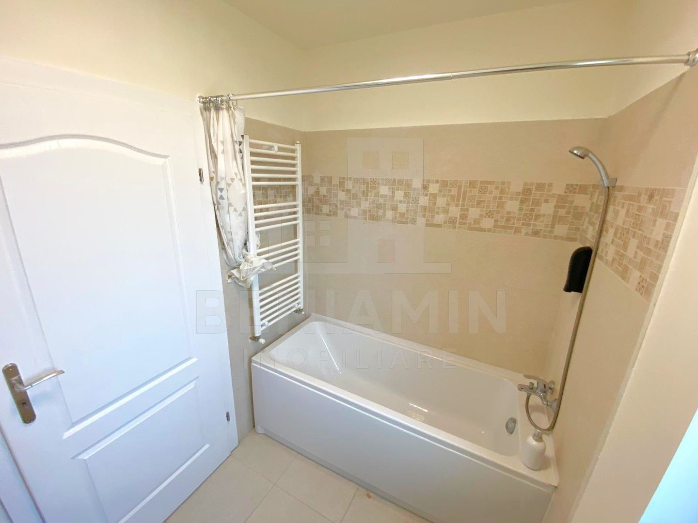 Apartament modern 3 camere-Zona Ciuperca-Loc de parcare-Disponibil - Poză 14