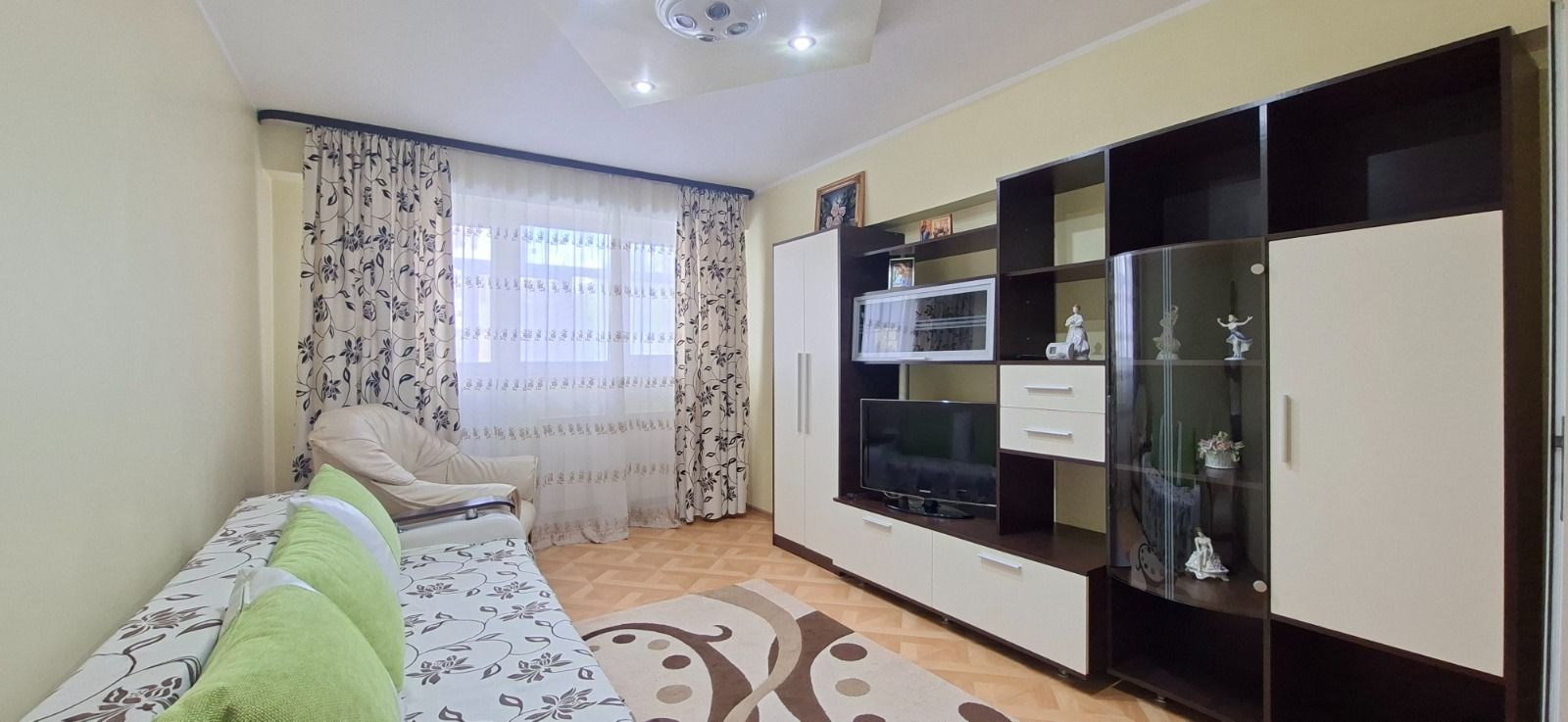 De inchiriat apartament cu 2 camere Micro 14, etaj 1, 350 euro - Poză 2