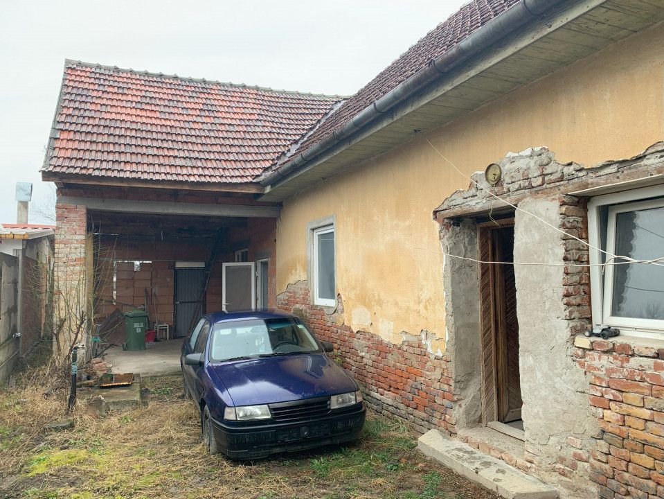  Casa cu teren generos de 1084 mp in centrul comunei Pischia, strada principala - Poză 4