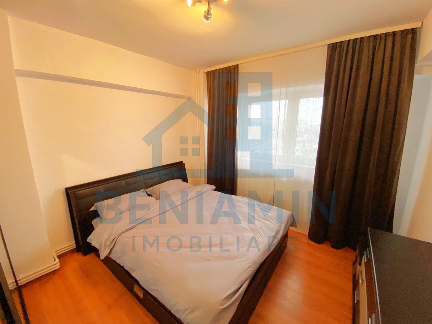 Apartament 3 camere decomandat ultracentral vizavi de Universitate - Poză 3