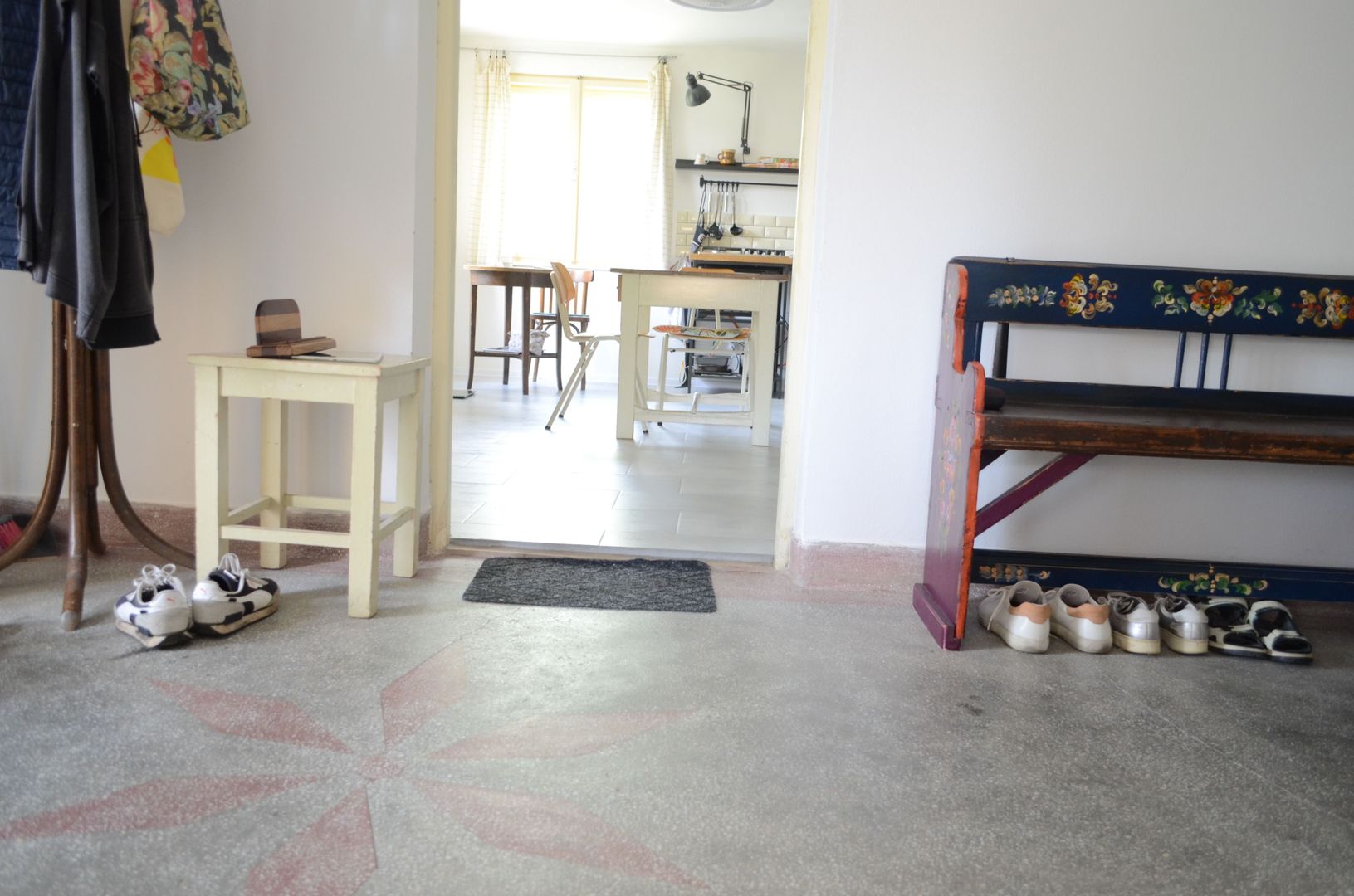 Casa renovata la tara complet mobilata si utilata - Poză 16