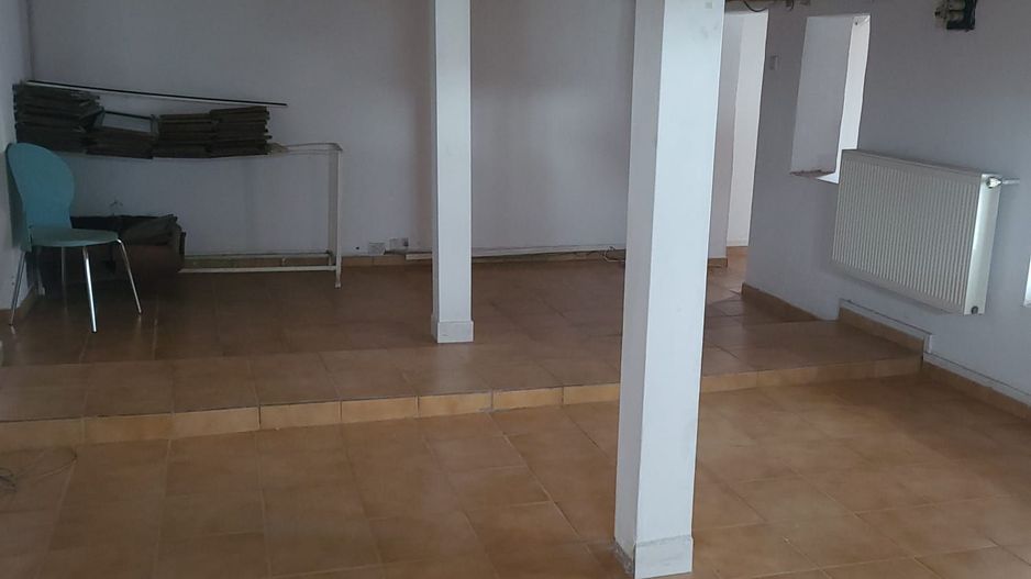 Casa tip vila mansardata, centrala si curte proprie, loc de parcare, 8min metrou - Poză 1