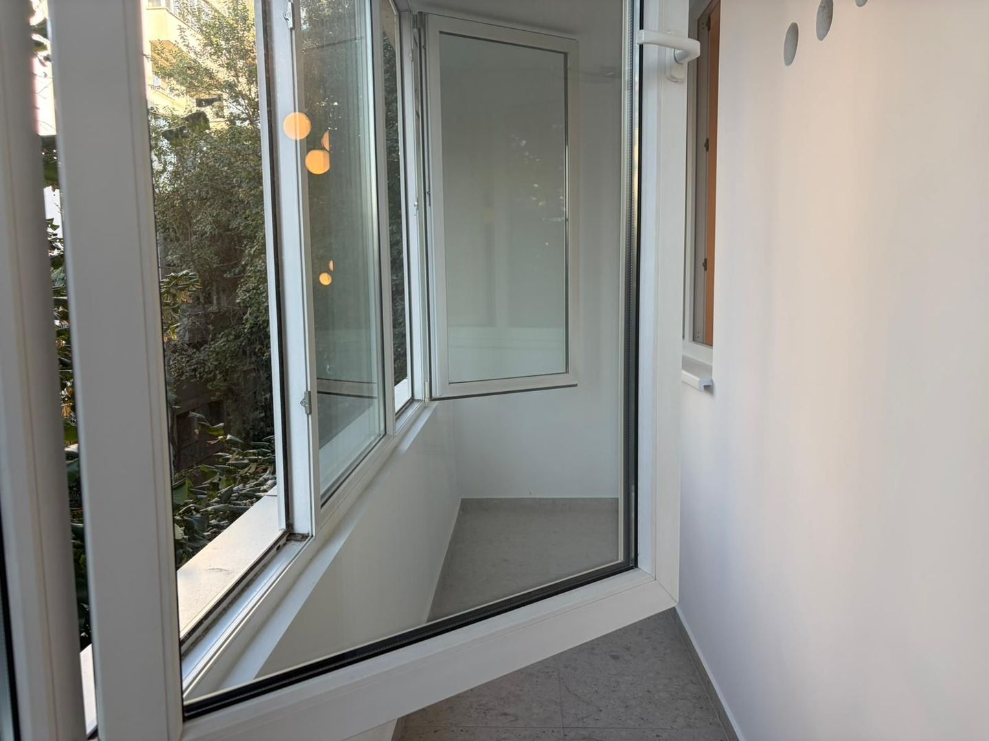 Apartament renovat cu doua camere semidecomandat, piata Domenii - Poză 3
