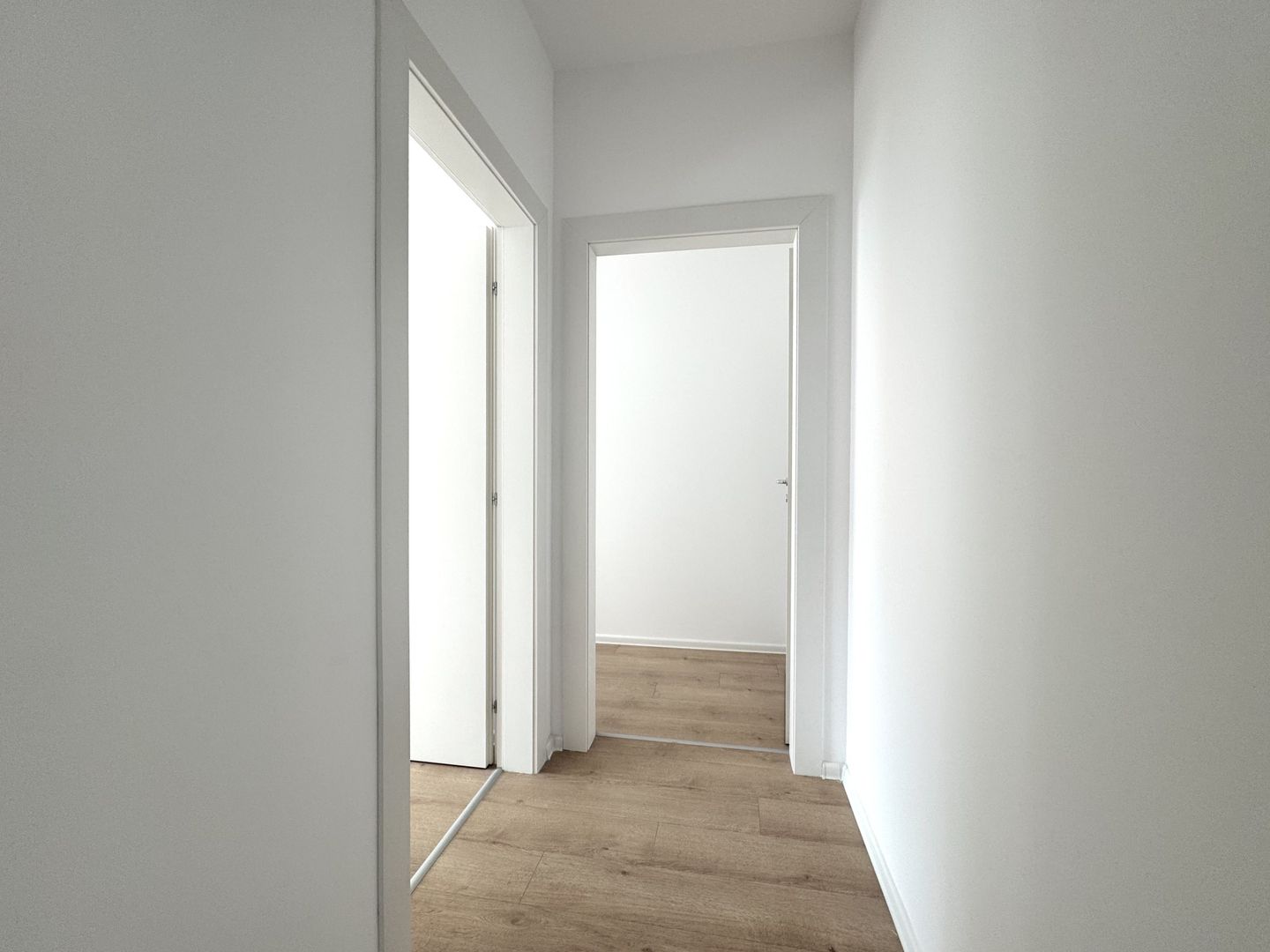3 camere. Dormitor matrimonial cu baie en-suite. 83 mp Utili. - Poză 3