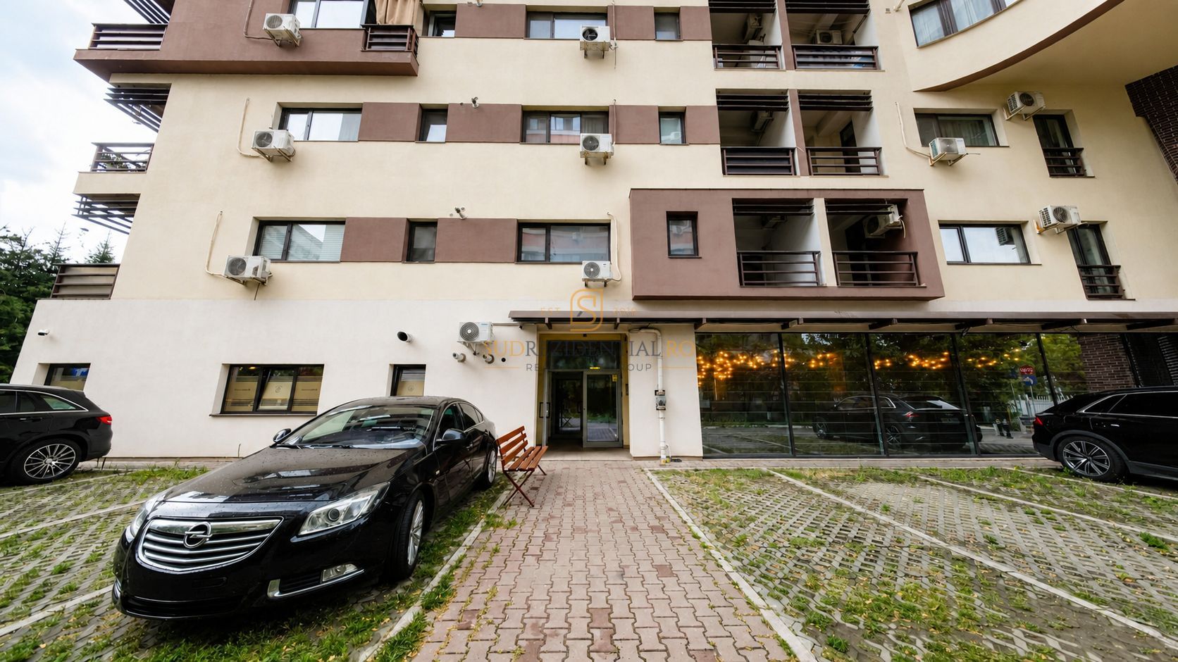 Apartament 3 camere, complet mobilat, decomandat, etaj intermediar - Poză 2