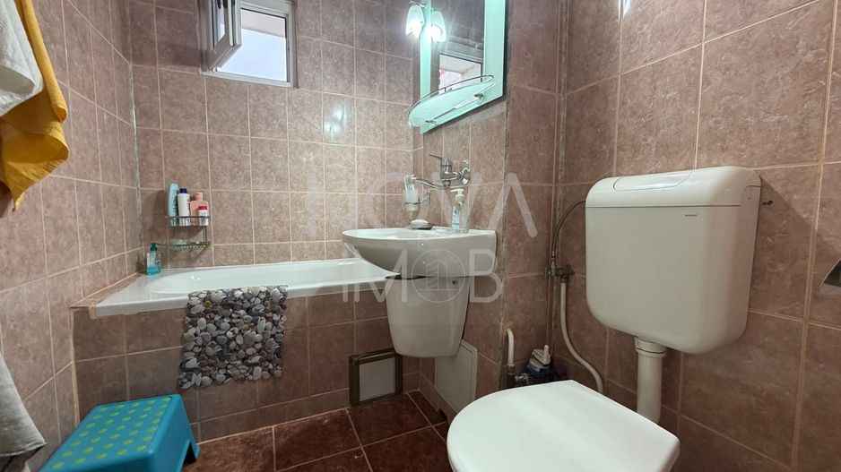 Apartament de inchiriat 3 camere etajul 4, cu lift,  Zona Vasile Aaron - Poză 12