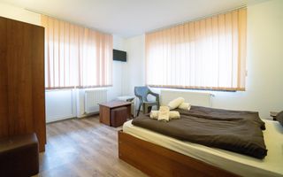 Pensiune cu 12 camere in Baile 1 Mai - Poză 3