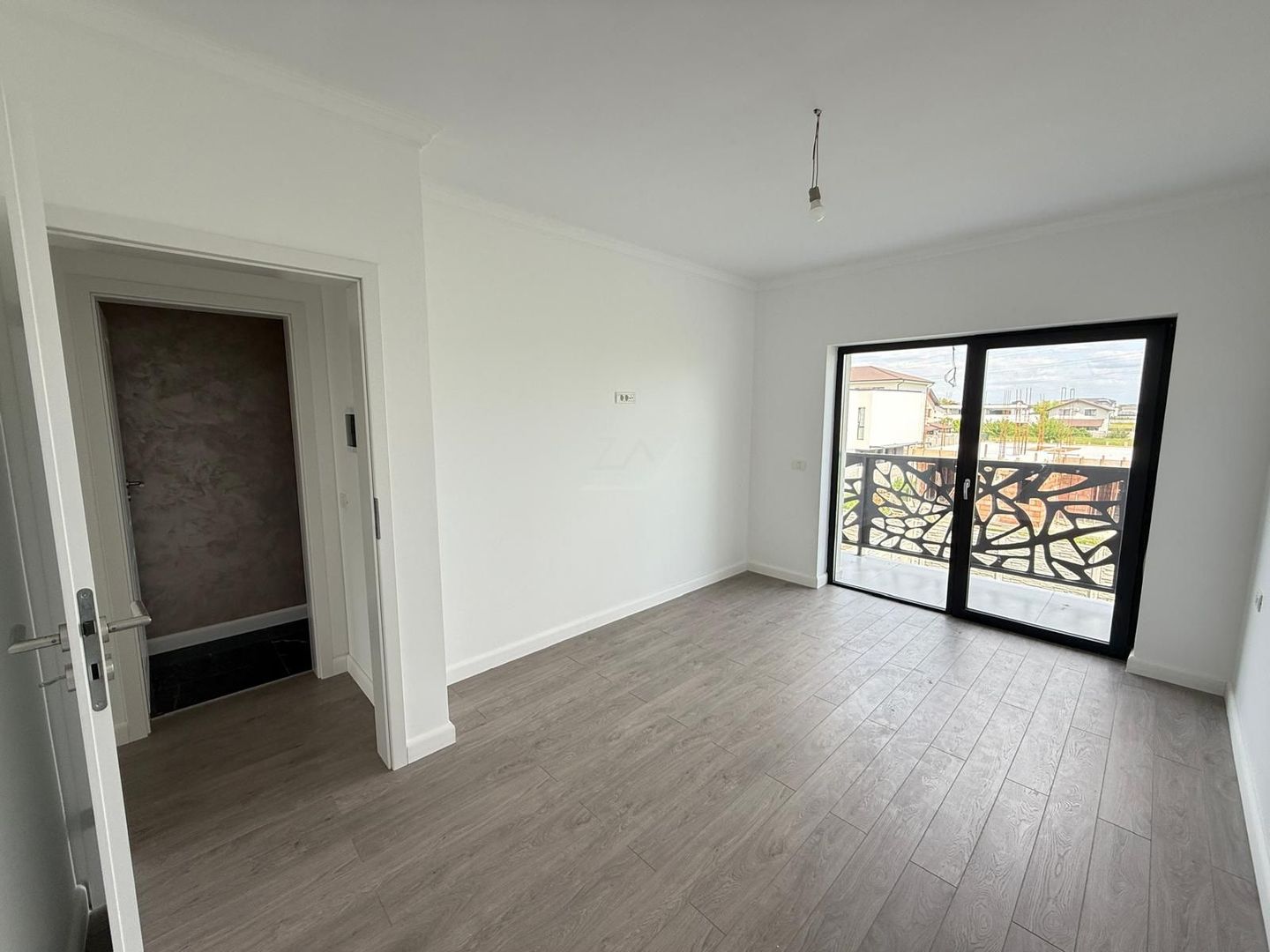 Duplex finalizat despartit prin camera tehnica. 3 dormitoare. 2 balcoane. - Poză 15