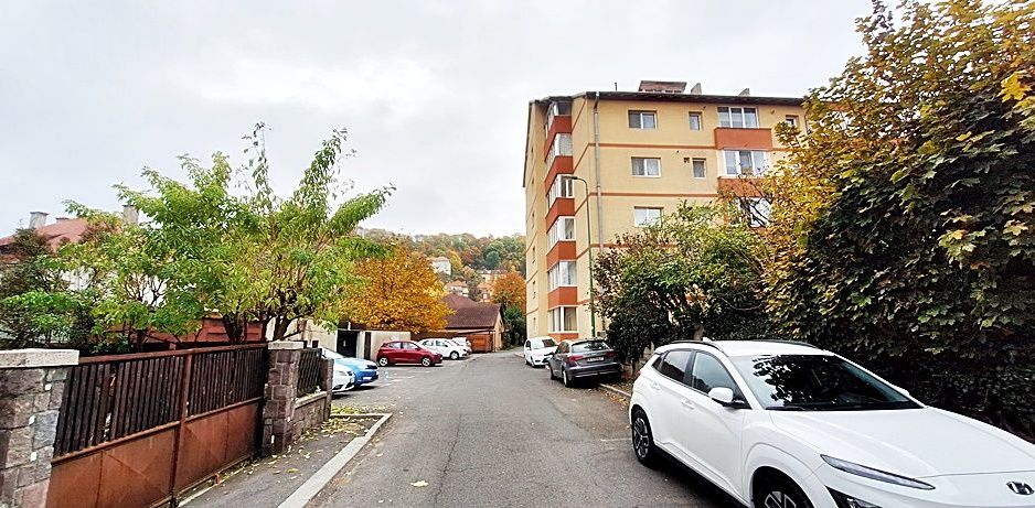 Central, la poalele Dealului Cetatii, apartament cu doua camere, 107000 euro - Poză 1