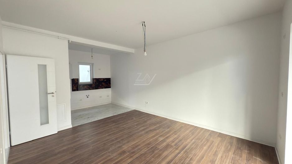 Asfalt. Etaj 1. Balcon mare. - Poză 3