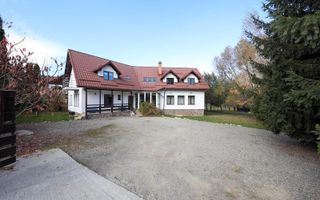 Vilă spațioasă de vânzare în Predeluț, Bran | 2000mp - Poză 1