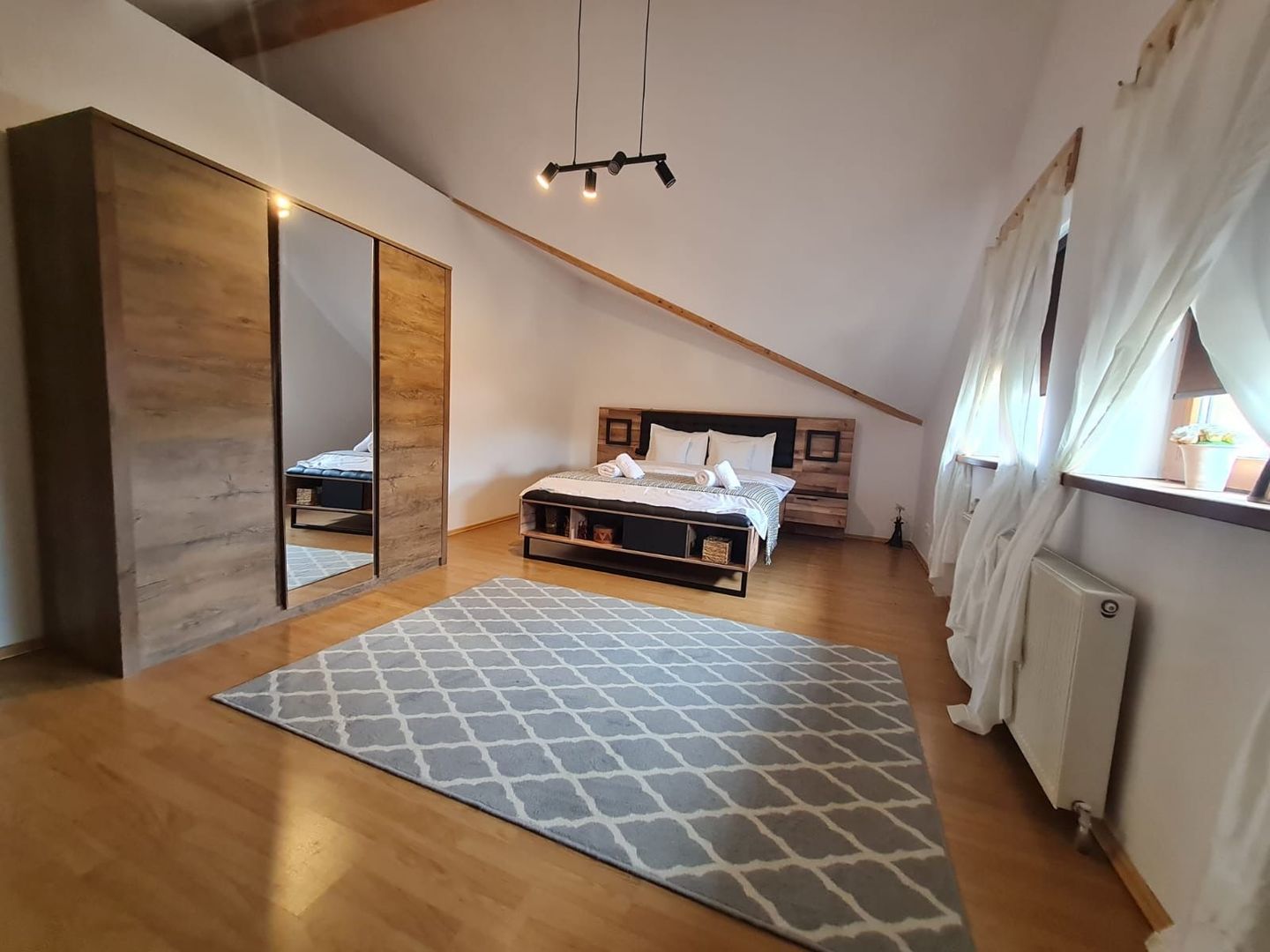 Vila spațioasă și recent renovată în Ghiroda! - Poză 13