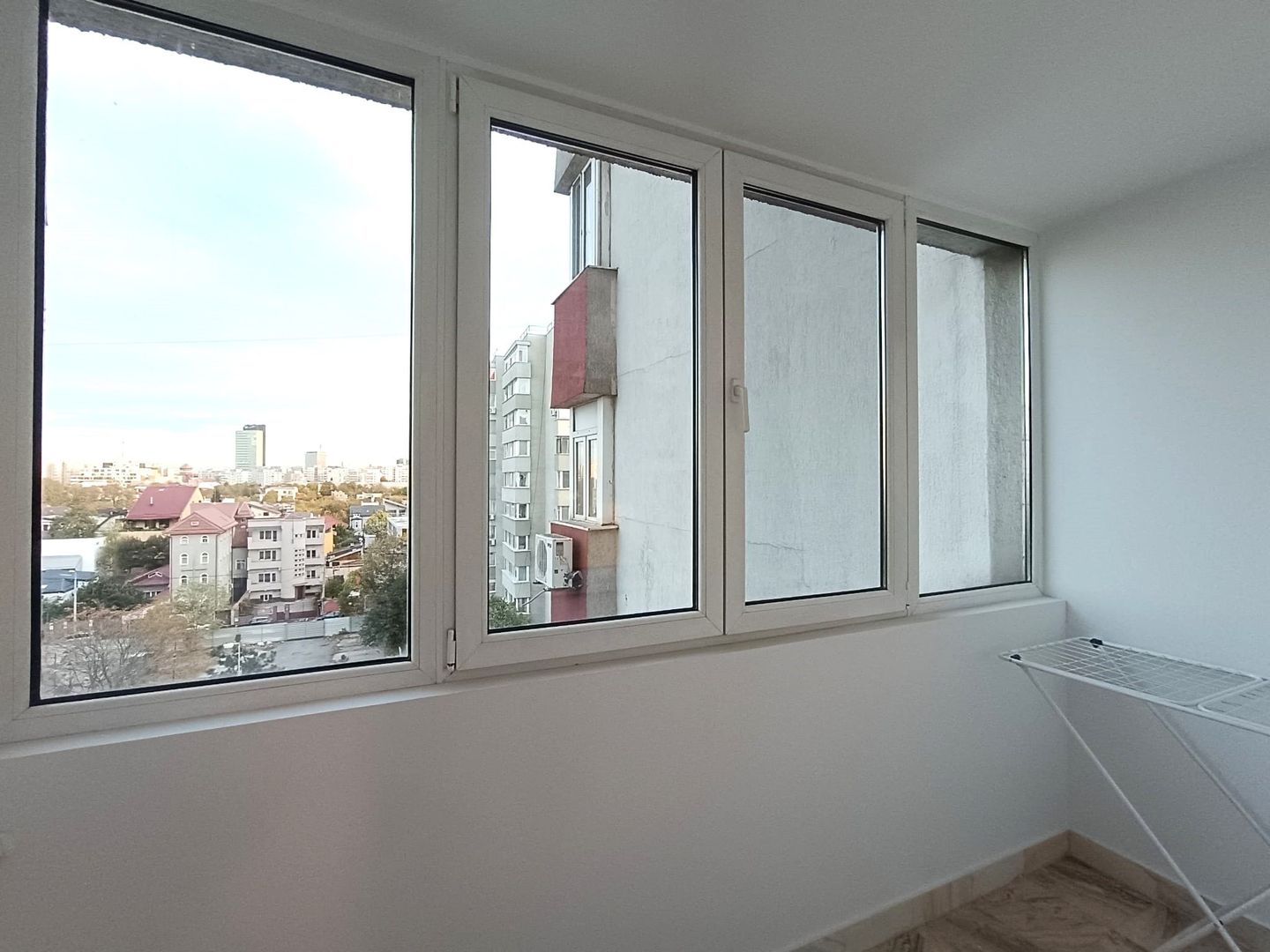 Inchiriem 2 camere complet renovat si mobilat zona 1 Mai - Poză 3