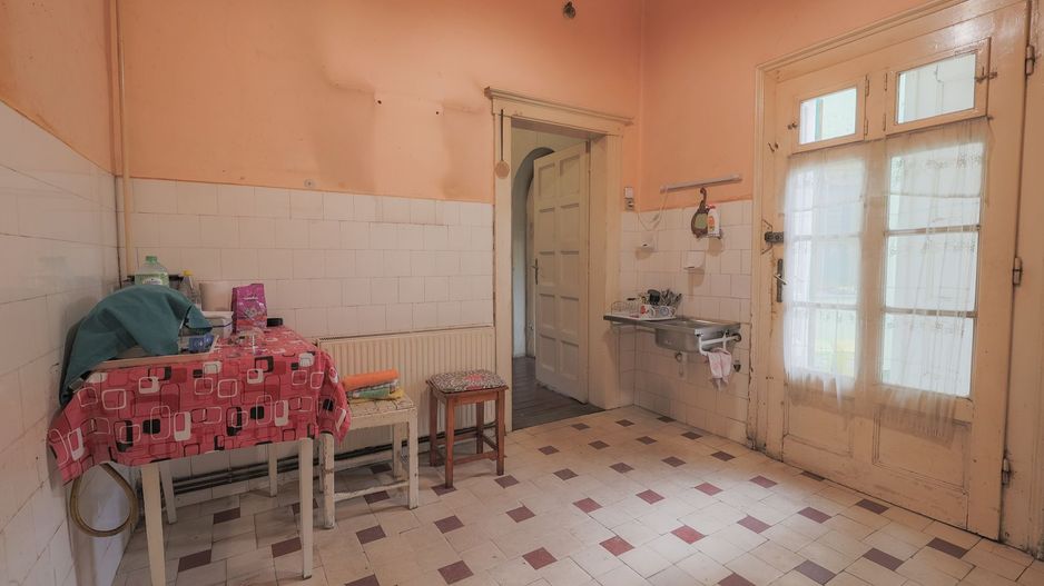 VILĂ INTERBELICĂ CU TEREN GENEROS ȘI SPAȚIU COMERCIAL . VÂRFUL CU DOR - Poză 13