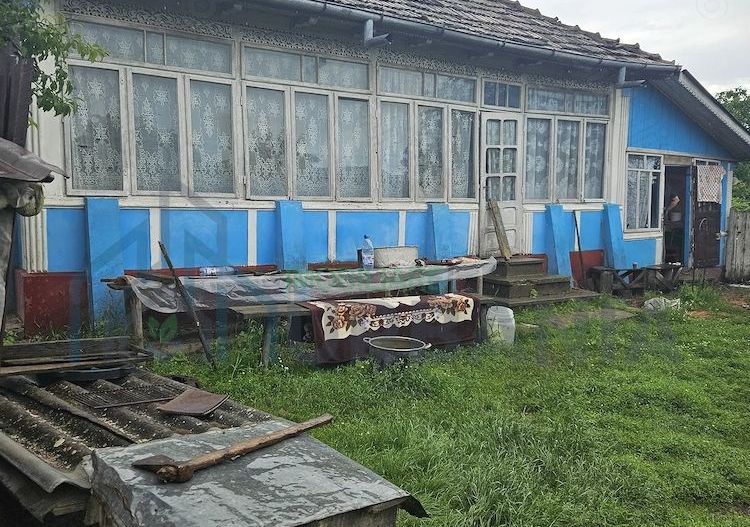 Casă bătrânească de vânzare în Costuleni – 4 camere, beci, fântână, teren 2700 mp - Poză 4