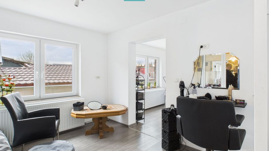 Casă cu 4 camere în Curtici pentru investiții - Poză 2