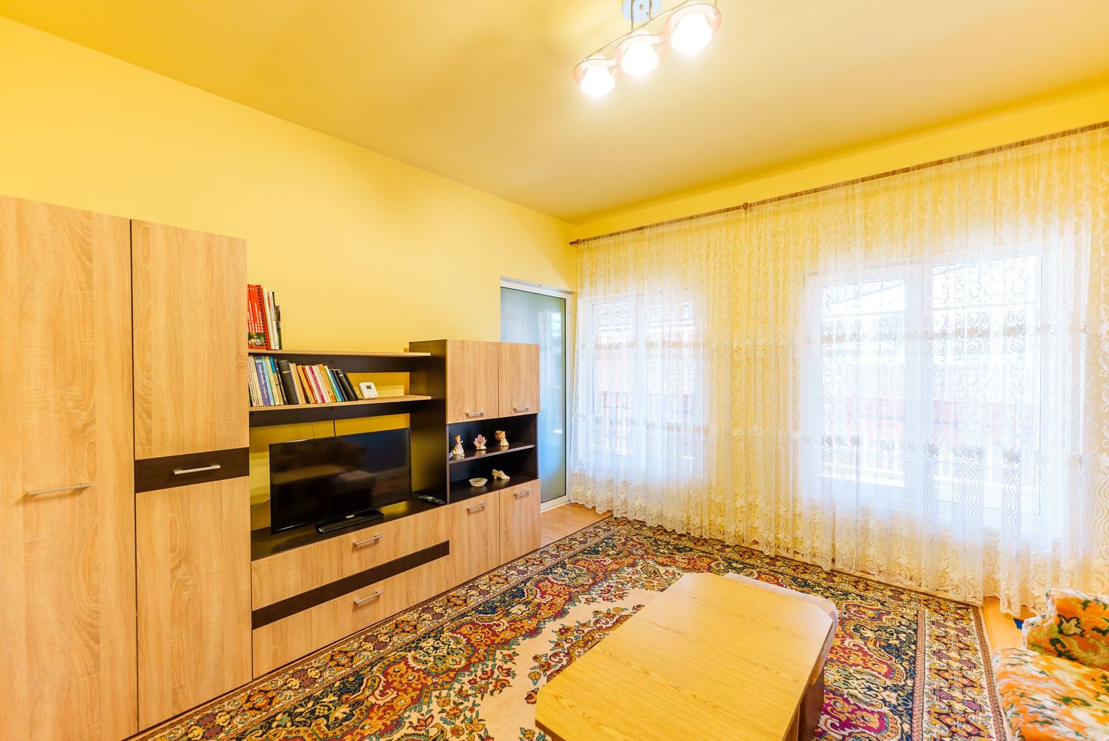 Casă cu grădina în Curtici - Poză 1