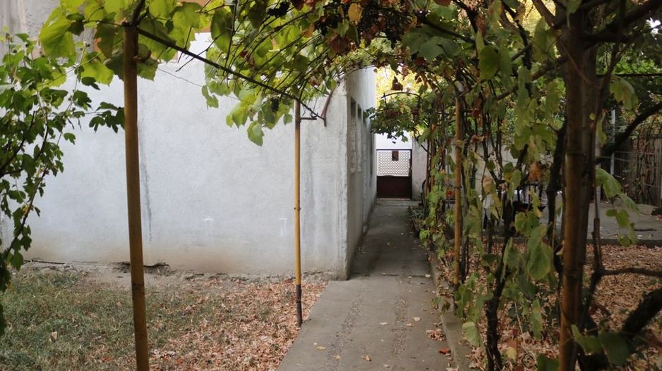 Vand casă cu teren. - Poză 5