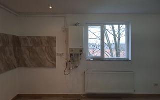 BRASADAS vinde ap 2 cam RENOVAT in Micro14 etaj 4/4. - Poză 2