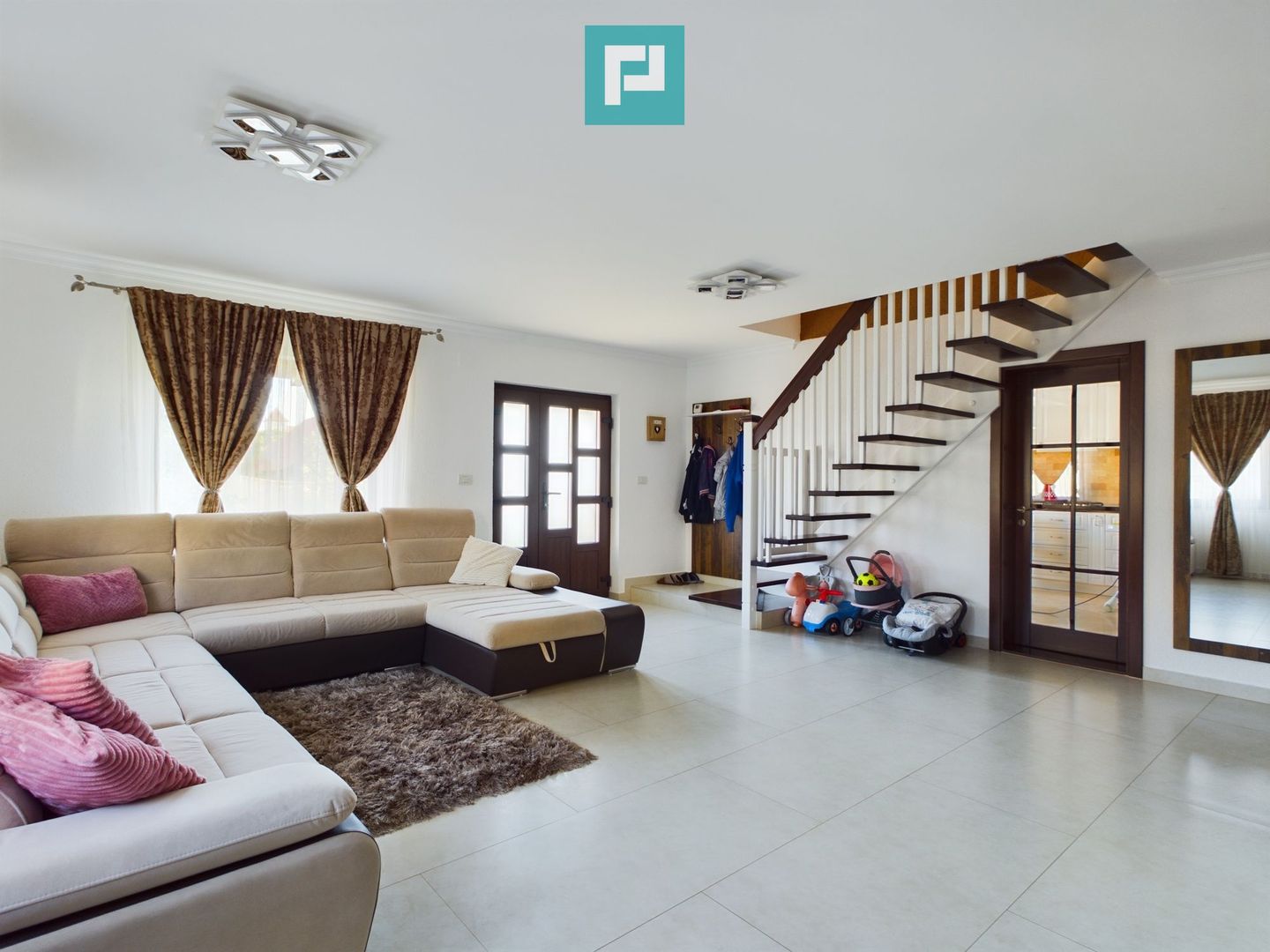 Vilă cu mansardă în Bujac - Poză 6