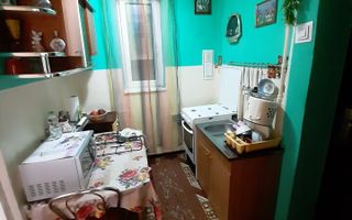 Apartament 3 camere transformat in 2 camere, zona scolii 7, etaj 2 - Poză 6