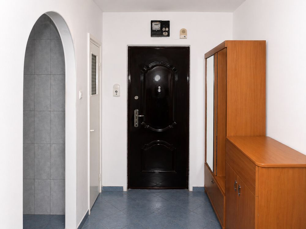 Apartament 3 camere decomandat 5 minute de metrou Valea Ialomitei - Poză 2