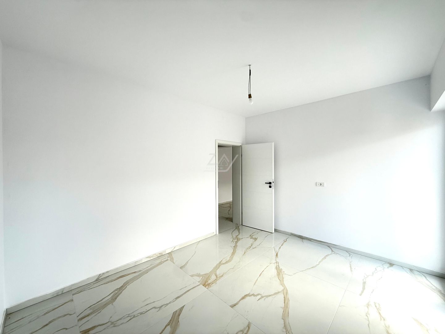 Disponibil imediat. Drum asfaltat. 2 locuri de parcare acoperite. - Poză 7