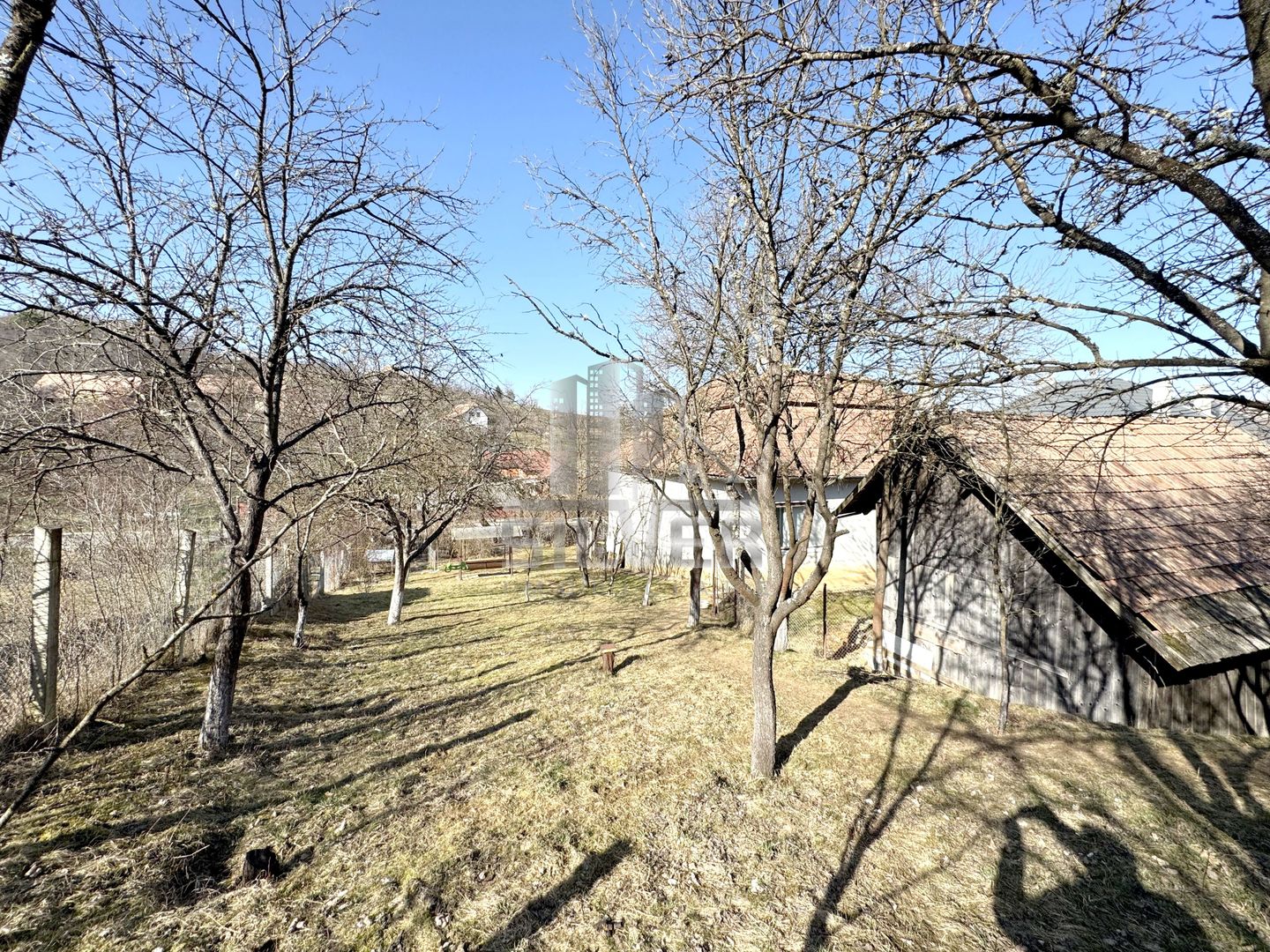Casa pe 3 niveluri cu teren de 1900 mp in Com. Baisoara. - Poză 3