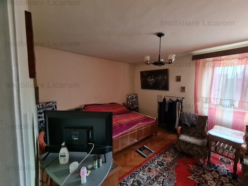Proprietate individuala-3 apartamente,spatiu comercial,garaje,gradina,curte - Poză 5