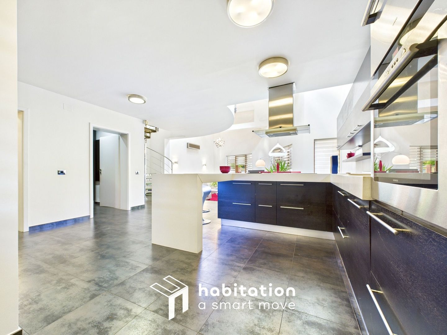 Descoperă eleganța unei case moderne– vizitează prin tur virtual - Poză 13