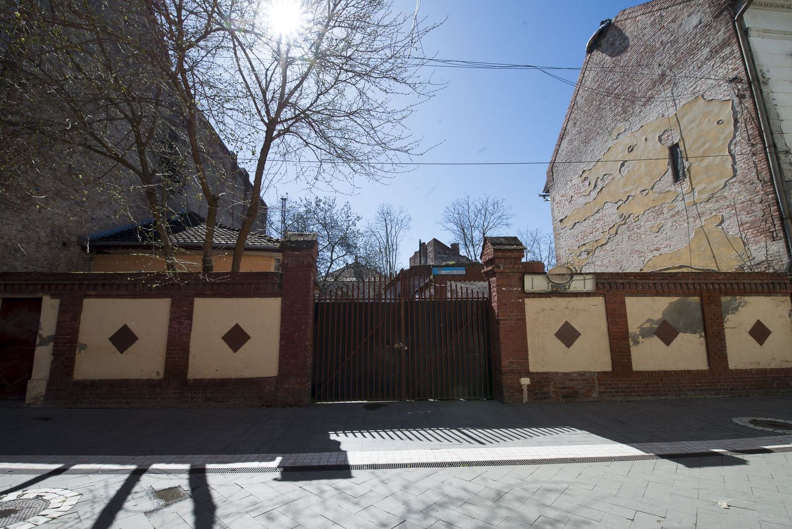 Teren ultracentral 1200mp și construcții - Poză 5