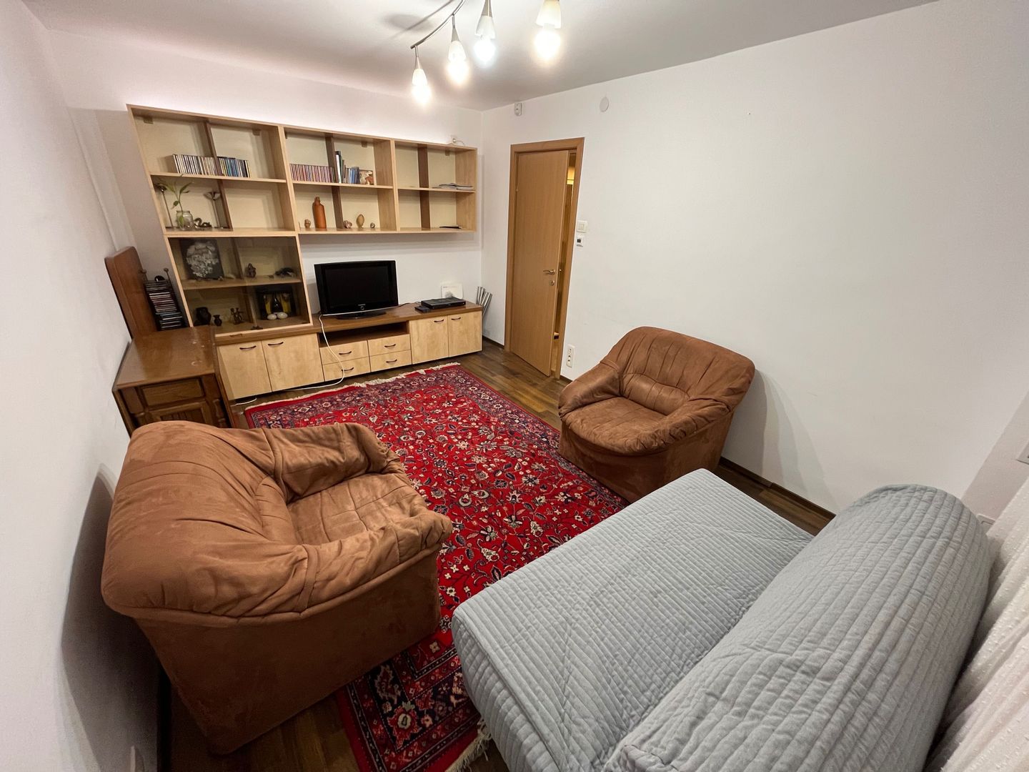 APARAENT 2 CAMERE | BOXA | ARCUL DE TRIUMF - Poză 1