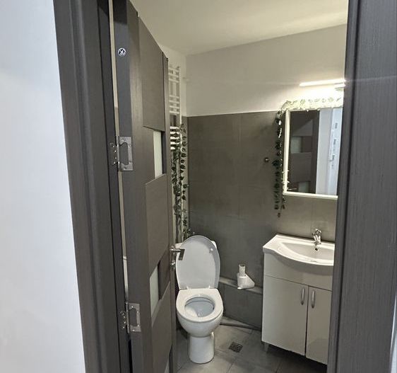 Închiriez garsonieră modernă, Mall Vitan, spațioasă, decomandată - Poză 6