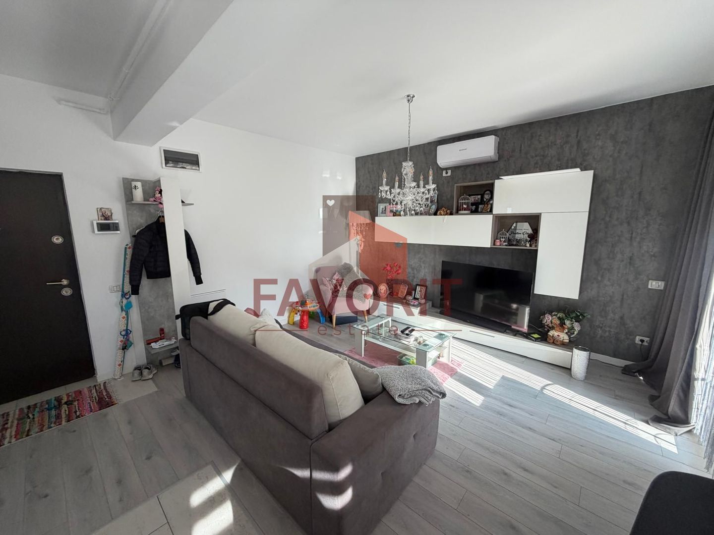 Mobilat si utilat. Pozitie excelenta. Loc de parcare - Poză 1