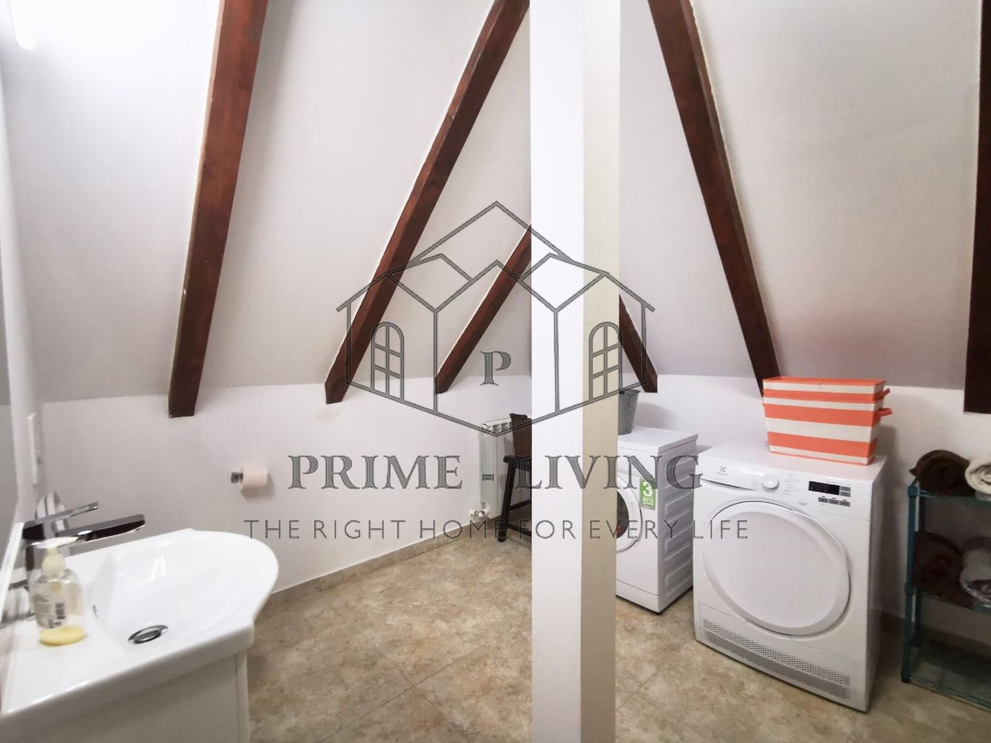 DE INCHIRIAT VILA CU 8 CAMERE, PISCINA SI GRADINA DE 1000MP IN PIPERA - Poză 11