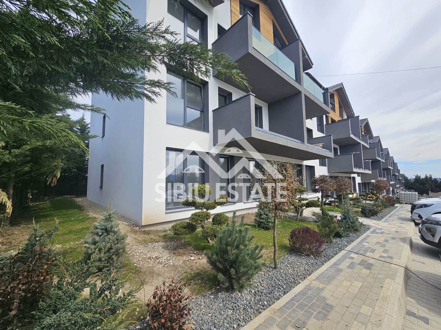 Apartament 3 camere, 2 bai clasa A - Poză 1